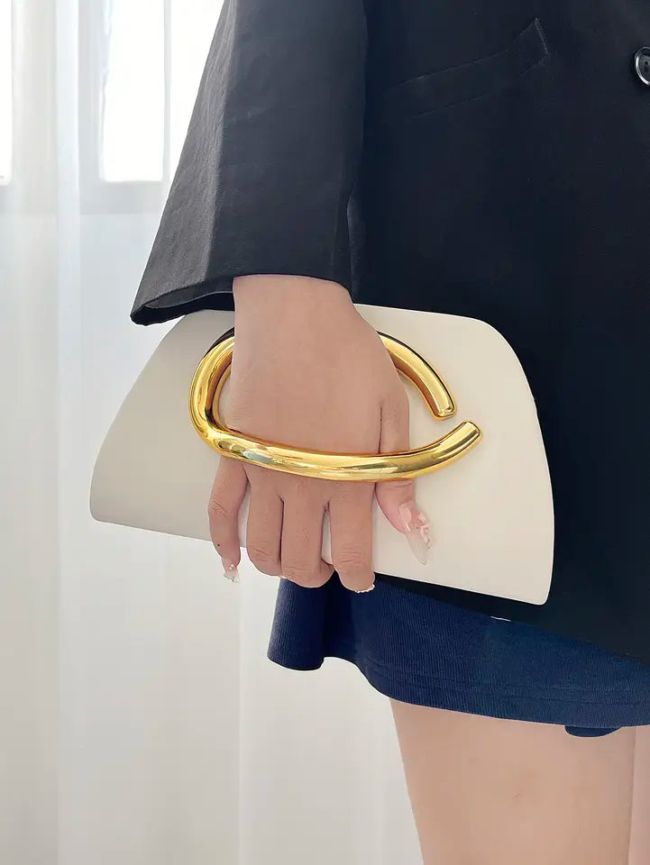 Bolso de mano hebilla dorada beige - detalle