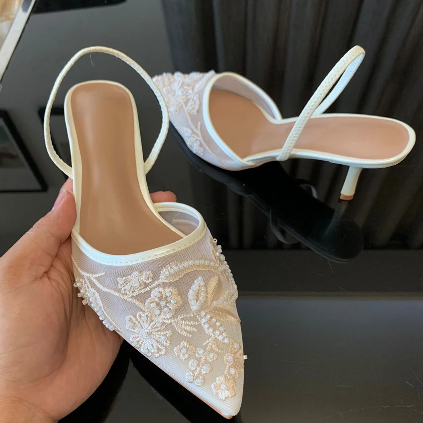 Tacones Blancos de Malla con Flores Bordadas