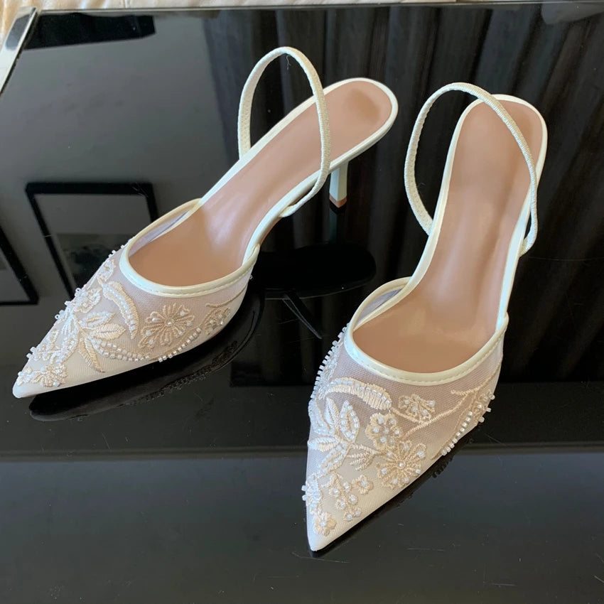 Tacones Blancos de Malla con Flores Bordadas