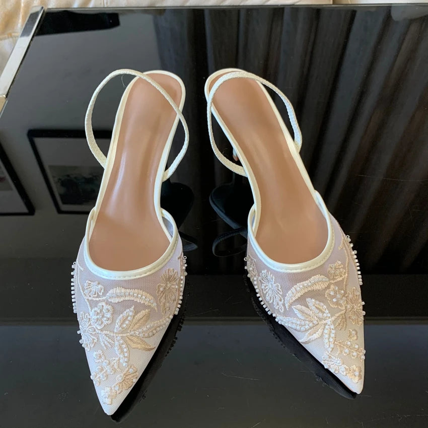 Tacones Blancos de Malla con Flores Bordadas