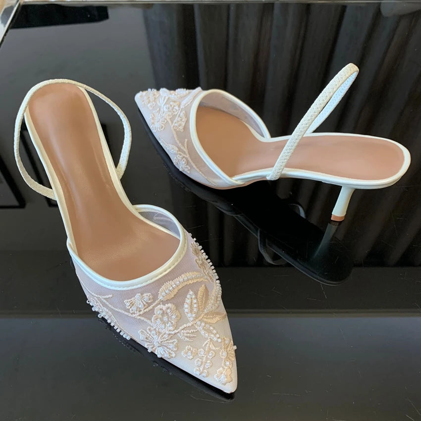 Tacones Blancos de Malla con Flores Bordadas
