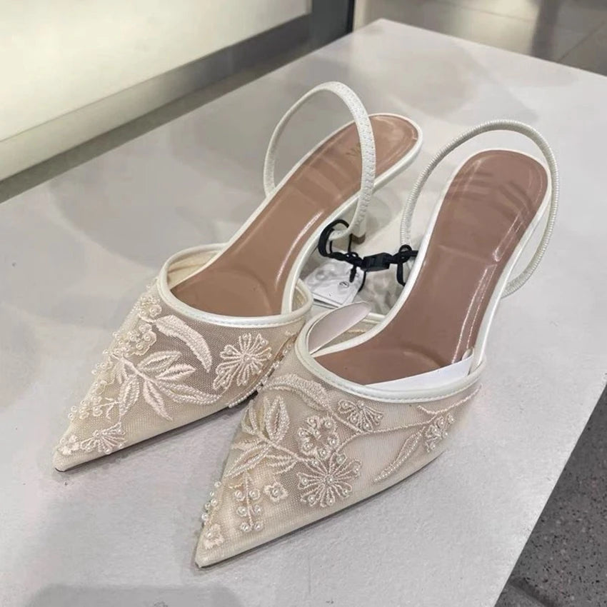 Tacones Blancos de Malla con Flores Bordadas