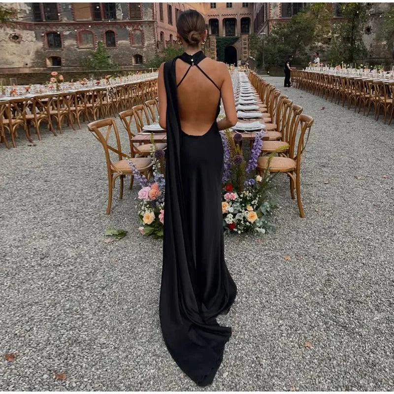 Vestido Largo de Saten Halter Negro con Espalda Descubierta