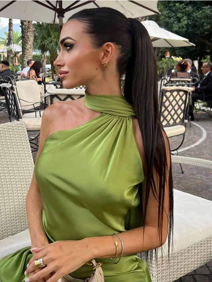 Vestido largo satén verde un hombro - lateral